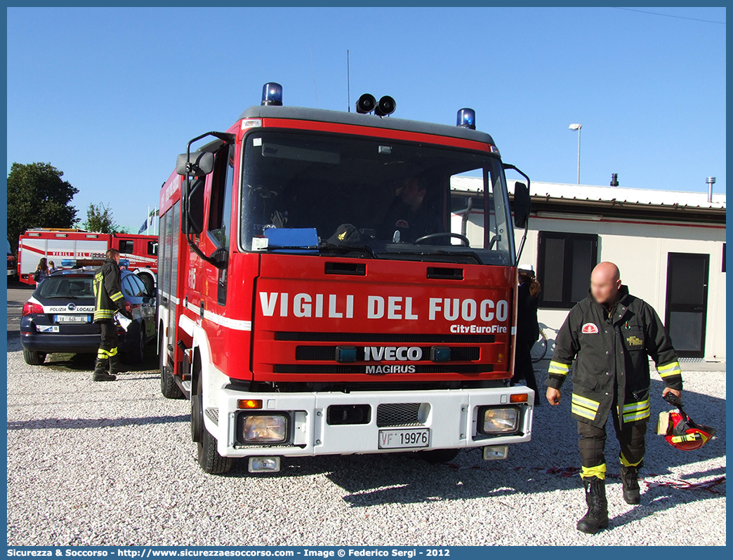 VF 19976
Corpo Nazionale Vigili del Fuoco
Iveco Magirus CityEuroFire
100E21 I serie
Parole chiave: VVF;V.V.F.;Corpo;Nazionale;Vigili;del;Fuoco;AutoPompaSerbatoio;APS;A.P.S.;Iveco;Magirus;EuroFire;100E21