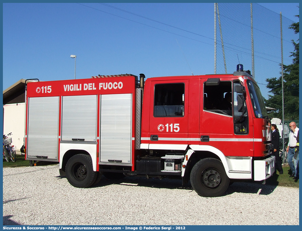 VF 19976
Corpo Nazionale Vigili del Fuoco
Iveco Magirus CityEuroFire
100E21 I serie
Parole chiave: VVF;V.V.F.;Corpo;Nazionale;Vigili;del;Fuoco;AutoPompaSerbatoio;APS;A.P.S.;Iveco;Magirus;EuroFire;100E21