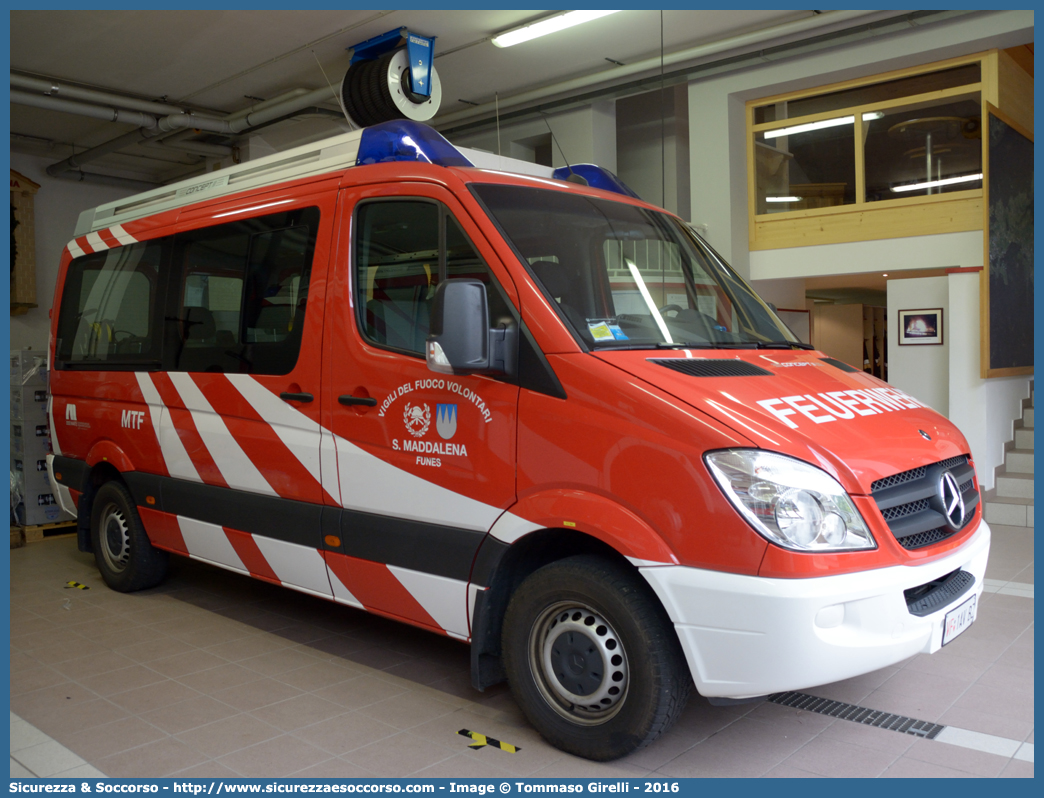 VF 1AV BZ
Vigili del Fuoco Volontari Santa Maddalena Val di Funes
Freiwillige Feuerwehr St. Magdalena Villnöss
Mercedes Benz Sprinter II serie
Allestitore MARTE Feuerwehrfahrzeuge Feuerwehrtechnologie GmbH
Parole chiave: VF;FW;Vigili;del;Fuoco;Volontari;Santa;Maddalena;Val;di;Funes;Freiwillige;Feuerwehr;St.;Magdalena;Villnöss;Mercedes;Benz;Sprinter;MARTE