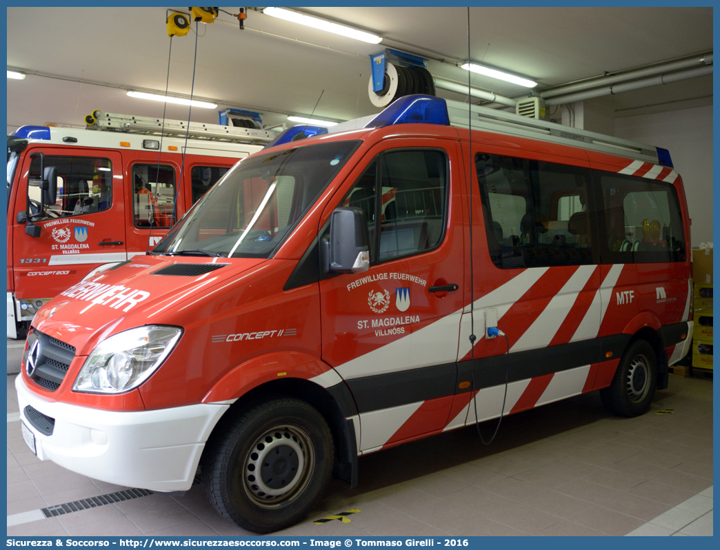 VF 1AV BZ
Vigili del Fuoco Volontari Santa Maddalena Val di Funes
Freiwillige Feuerwehr St. Magdalena Villnöss
Mercedes Benz Sprinter II serie
Allestitore MARTE Feuerwehrfahrzeuge Feuerwehrtechnologie GmbH
Parole chiave: VF;FW;Vigili;del;Fuoco;Volontari;Santa;Maddalena;Val;di;Funes;Freiwillige;Feuerwehr;St.;Magdalena;Villnöss;Mercedes;Benz;Sprinter;MARTE