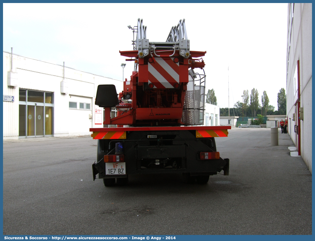 VF 1E7 BZ
Vigili del Fuoco Volontari San Candido
Freiwillige Feuerwehr Innichen
Iveco 160M11
Allestitore Magirus Deutz
Parole chiave: VF;VFV;V.F.;V.F.V.;Vigili;Fuoco;Volontari;Freiwillige;Feuerwehr;San Candido;Innichen;Iveco;160M11;Magirus;Deutz