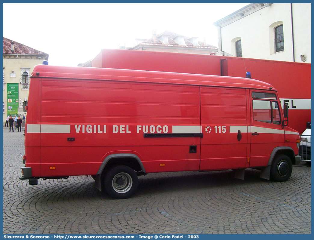 VF 20701
Corpo Nazionale Vigili del Fuoco
Mercedes Benz Vario 612D
Parole chiave: VF;V.F.;VVF;V.V.F.;Corpo;Nazionale;Vigili del Fuoco;Vigili;Fuoco;Autocarro;Autofurgone;Mercedes Benz;Vario;612D