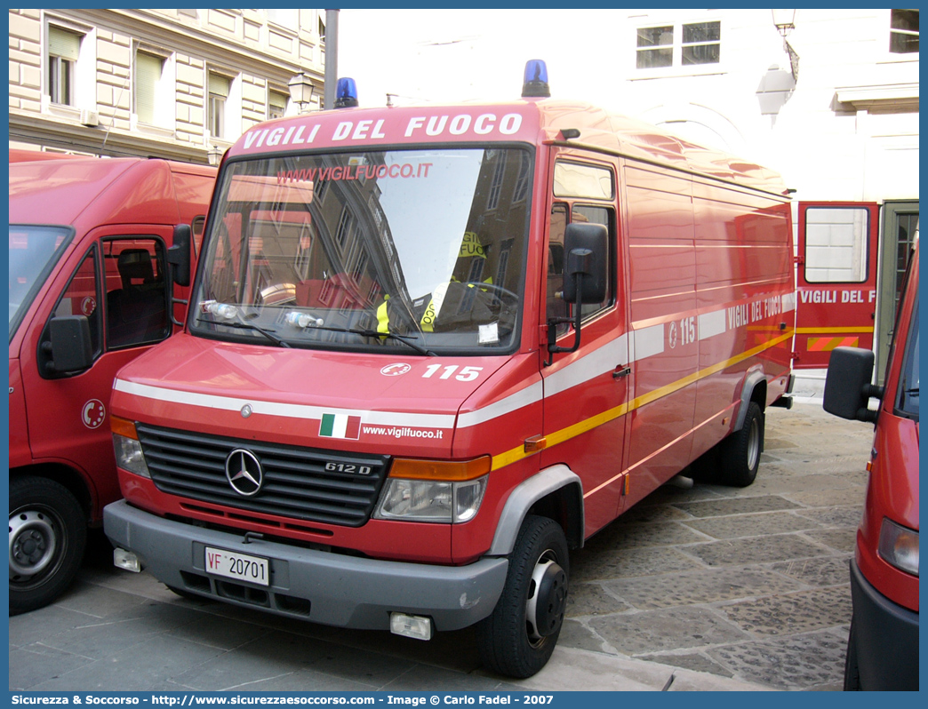 VF 20701
Corpo Nazionale Vigili del Fuoco
Mercedes Benz Vario 612D
(variante)
Parole chiave: VF;V.F.;VVF;V.V.F.;Corpo;Nazionale;Vigili del Fuoco;Vigili;Fuoco;Autocarro;Autofurgone;Mercedes Benz;Vario;612D