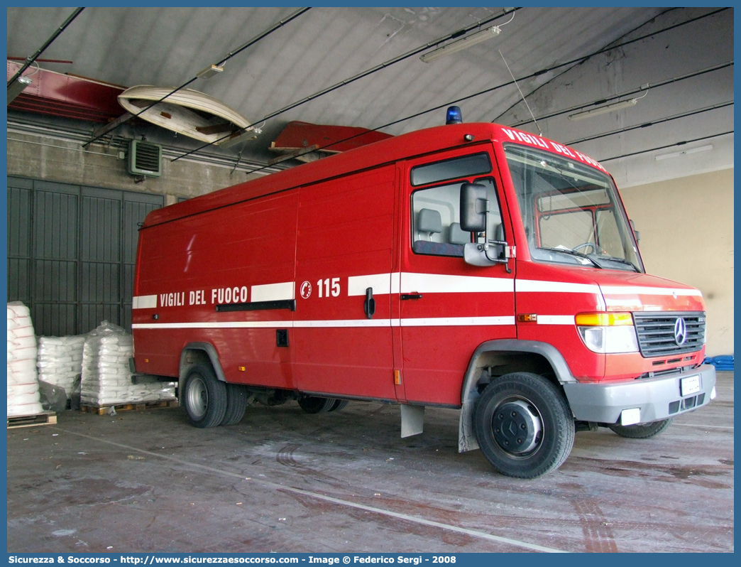 VF 20704
Corpo Nazionale Vigili del Fuoco
Mercedes Benz Vario 612D
Parole chiave: VF;V.F.;VVF;V.V.F.;Corpo;Nazionale;Vigili del Fuoco;Vigili;Fuoco;Autocarro;Autofurgone;Mercedes Benz;Vario;612D