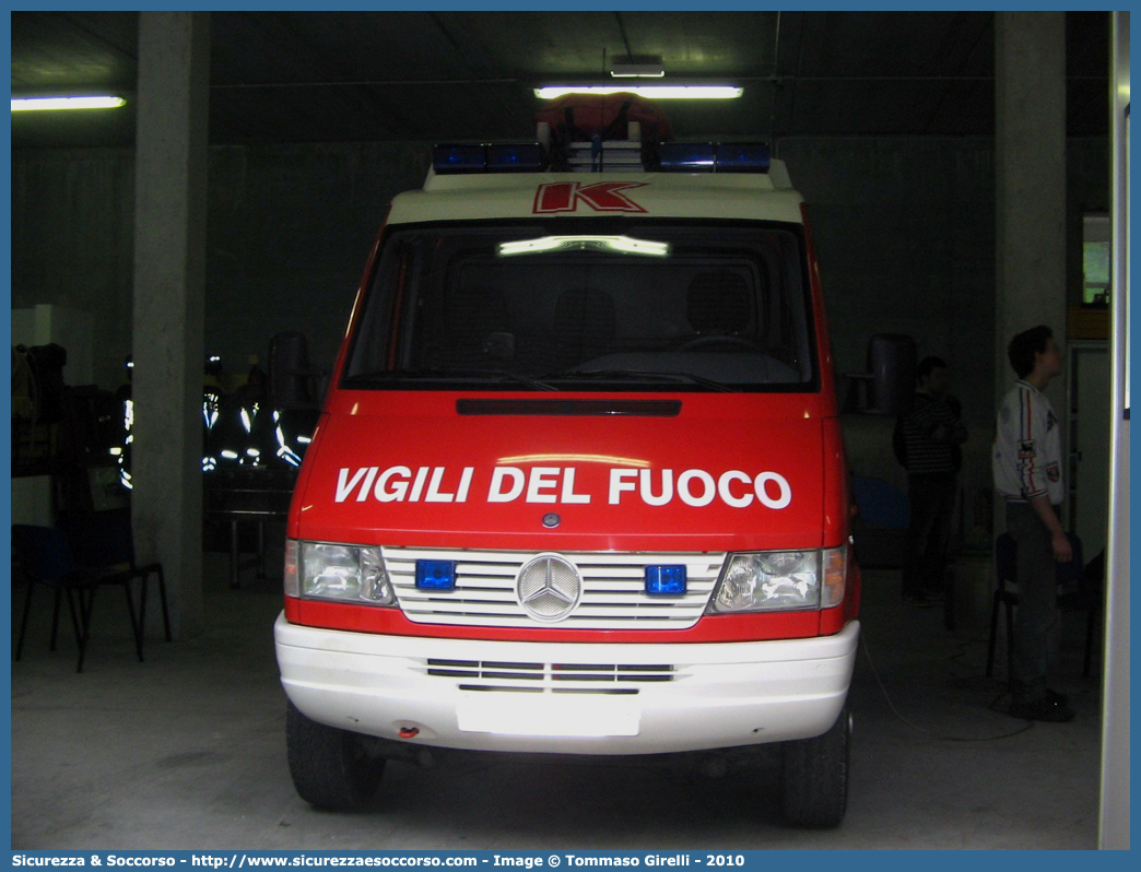 VF 21246
Corpo Nazionale Vigili del Fuoco
Mercedes Benz Sprinter 4x4 I serie
Allestitore Kofler Fahrzeugbau S.n.c.
Parole chiave: VVF;V.V.F.;Corpo;Nazionale;Vigili;del;Fuoco;Mercedes;Benz;Sprinter;4x4;Kofler;Fahrzeugbau