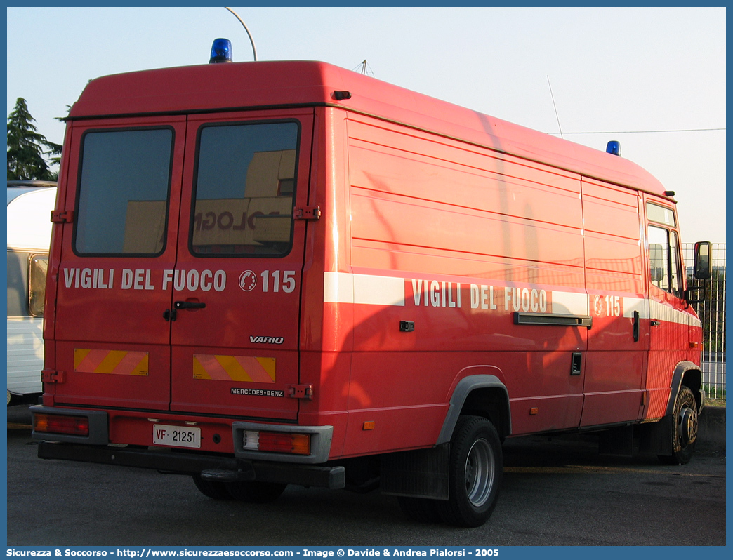 VF 21251
Corpo Nazionale Vigili del Fuoco
Mercedes Benz Vario 612D
Parole chiave: VF;V.F.;VVF;V.V.F.;Corpo;Nazionale;Vigili del Fuoco;Vigili;Fuoco;Autocarro;Autofurgone;Mercedes Benz;Vario;612D