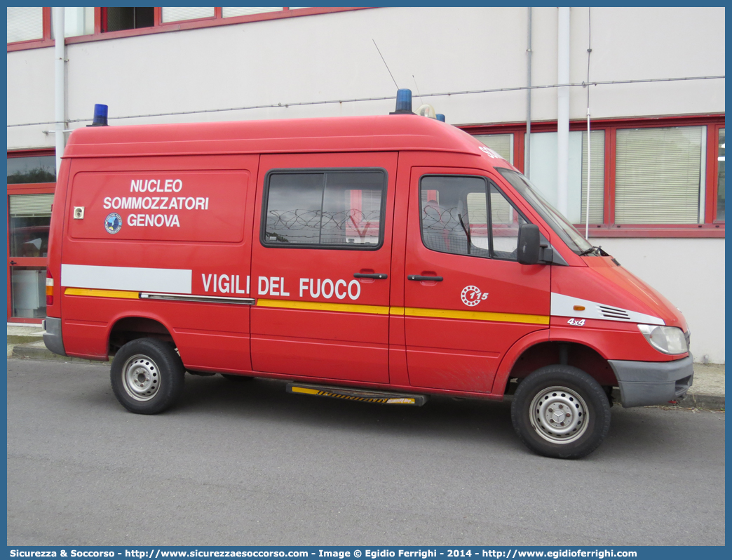 VF 21762
Corpo Nazionale Vigili del Fuoco
Nucleo Soccorso Subacqueo e Acquatico
Mercedes Benz Sprinter 316 4x4 I serie restyling
Parole chiave: VVF;V.V.F.;Corpo;Nazionale;Vigili;del;Fuoco;Mercedes Benz;Sprinter;NSSA;N.S.S.A.;Soccorso;Subacqueo;Acquatico;Sommozzatori;Subacquei