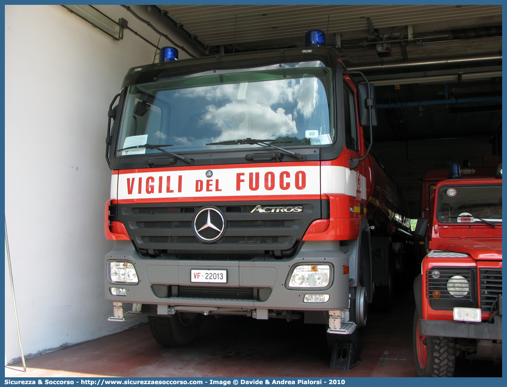 VF 22013
Corpo Nazionale Vigili del Fuoco
Mercedes Benz Actros 2044
Parole chiave: VF;V.F.;VVF;V.V.F.;Corpo;Nazionale;Vigili del Fuoco;Mercedes;Benz;Actros;2044