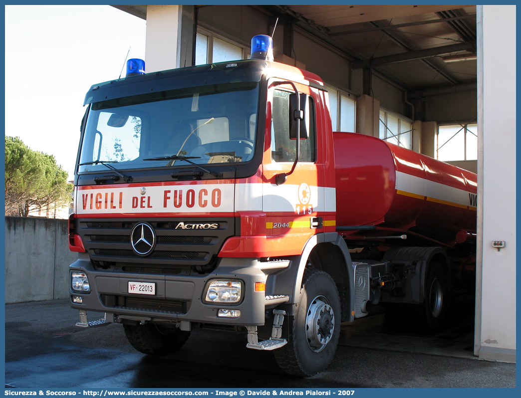 VF 22013
Corpo Nazionale Vigili del Fuoco
Mercedes Benz Actros 2044
Parole chiave: VF;V.F.;VVF;V.V.F.;Corpo;Nazionale;Vigili del Fuoco;Mercedes;Benz;Actros;2044