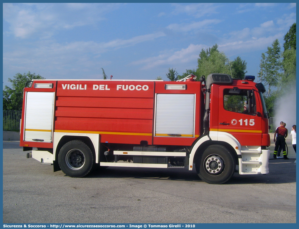 VF 22463
Corpo Nazionale Vigili del Fuoco
Mercedes Benz Atego 1828 I serie restyling
Allestitore BAI S.r.l.
Parole chiave: VVF;V.V.F.;Corpo;Nazionale;Vigili;del;Fuoco;ABP;A.B.P.;AutoBottePompa;AutoBotte;Mercedes Benz;Atego;1828;BAI;B.A.I.