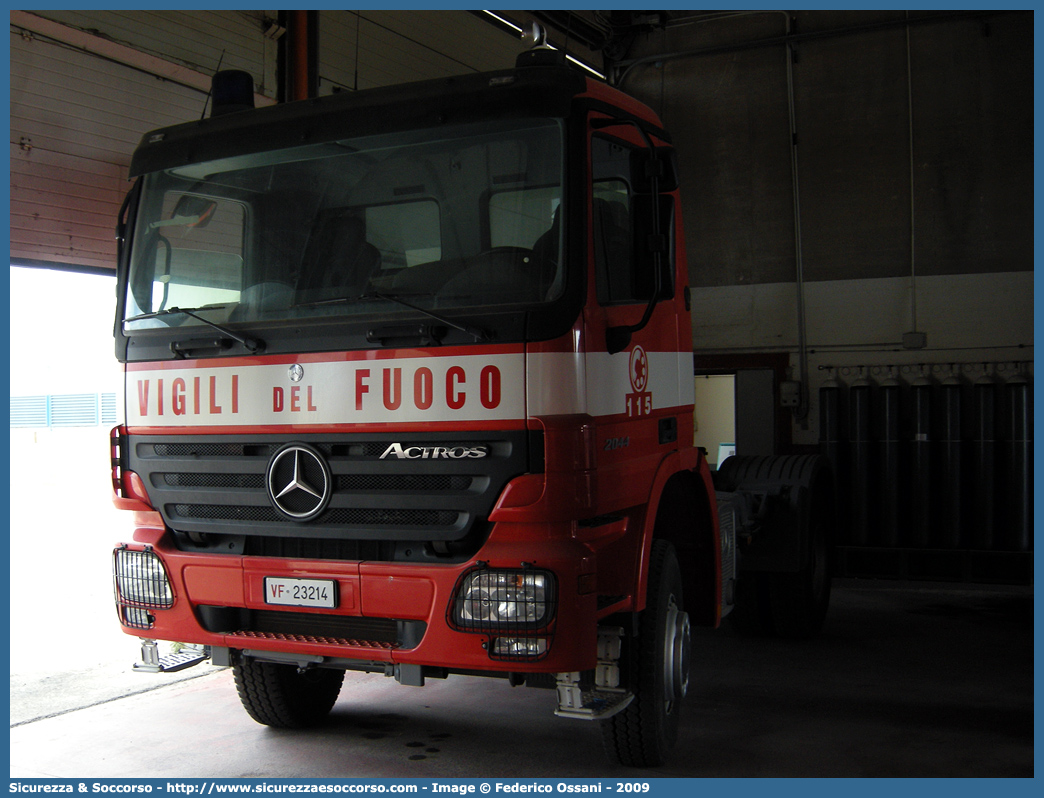 VF 23214
Corpo Nazionale Vigili del Fuoco
Mercedes Benz Actros 2044
Parole chiave: VF;V.F.;VVF;V.V.F.;Corpo;Nazionale;Vigili del Fuoco;Mercedes;Benz;Actros;2044