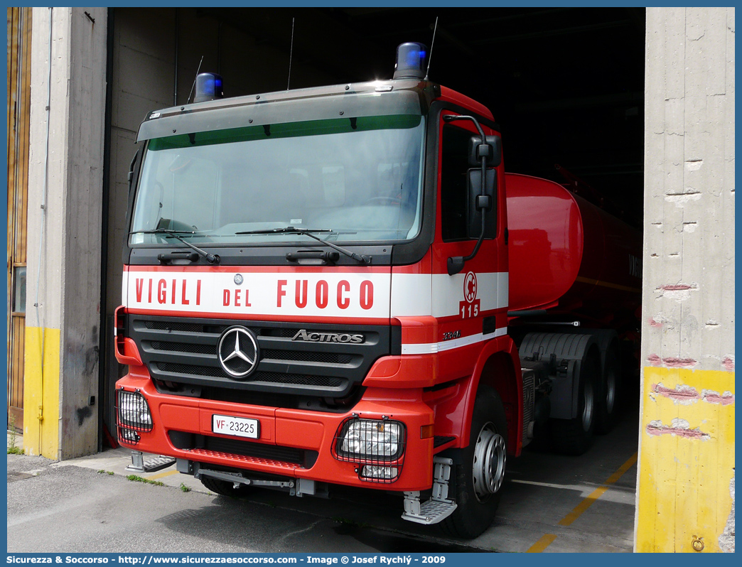 VF 23225
Corpo Nazionale Vigili del Fuoco
Mercedes Benz Actros 3345
Parole chiave: VF;V.F.;VVF;V.V.F.;Corpo;Nazionale;Vigili del Fuoco;Mercedes;Benz;Actros;3345