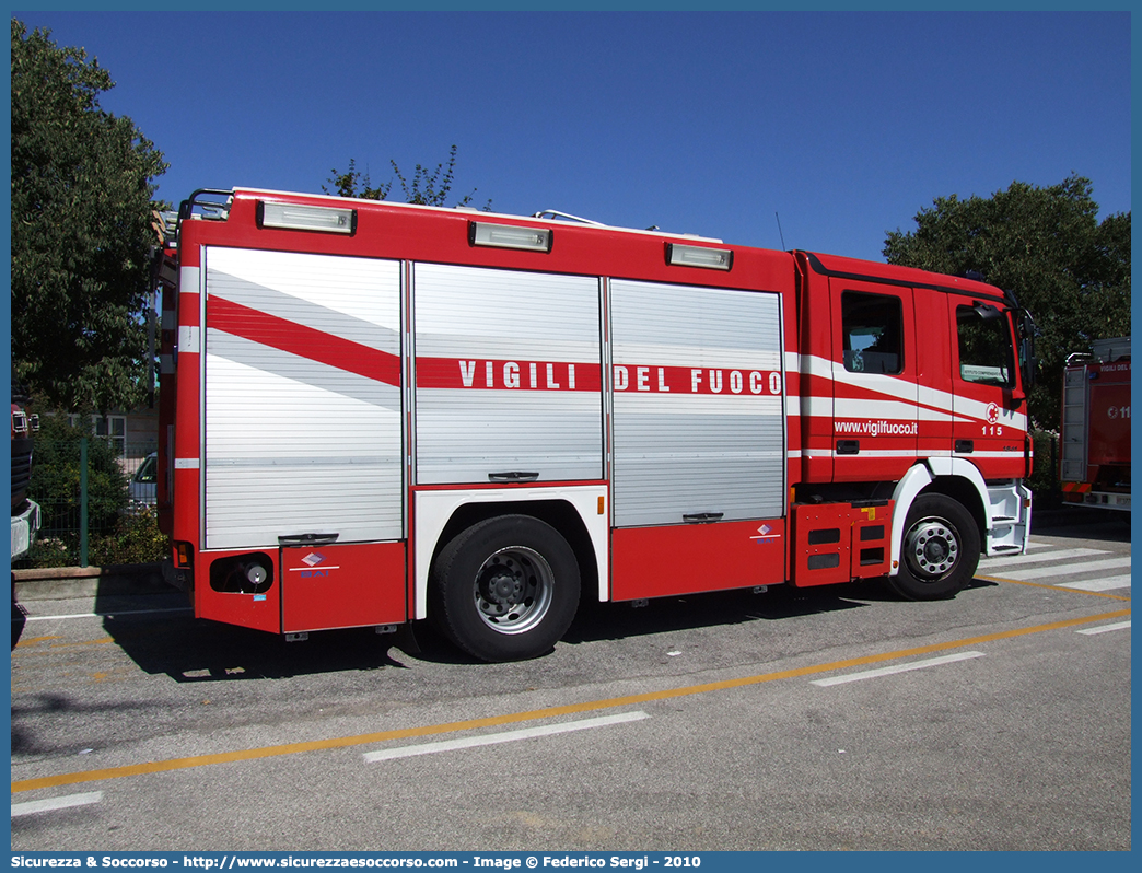 VF23348
Corpo Nazionale Vigili del Fuoco
Mercedes Benz Actros 1841
Allestitore BAI S.r.l.
Parole chiave: VVF;V.V.F.;Corpo;Nazionale;Vigili;del;Fuoco;AutoPompaSerbatoio;APS;A.P.S.;Mercedes Benz;Actros;1841;BAI