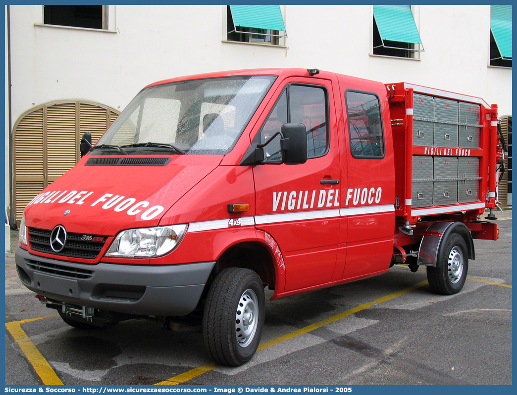 VF 23493
Corpo Nazionale Vigili del Fuoco
Mercedes Benz Sprinter 316 4x4 I serie restyling
Parole chiave: VF;V.F.;VVF;V.V.F.;Corpo;Nazionale;Vigili del Fuoco;Vigili;Fuoco;Autocarro;Autofurgone;Mercedes Benz;Sprinter