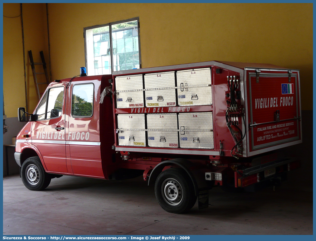 VF 23493
Corpo Nazionale Vigili del Fuoco
Mercedes Benz Sprinter 316 4x4 I serie restyling
Parole chiave: VF;V.F.;VVF;V.V.F.;Corpo;Nazionale;Vigili del Fuoco;Vigili;Fuoco;Autocarro;Autofurgone;Mercedes Benz;Sprinter