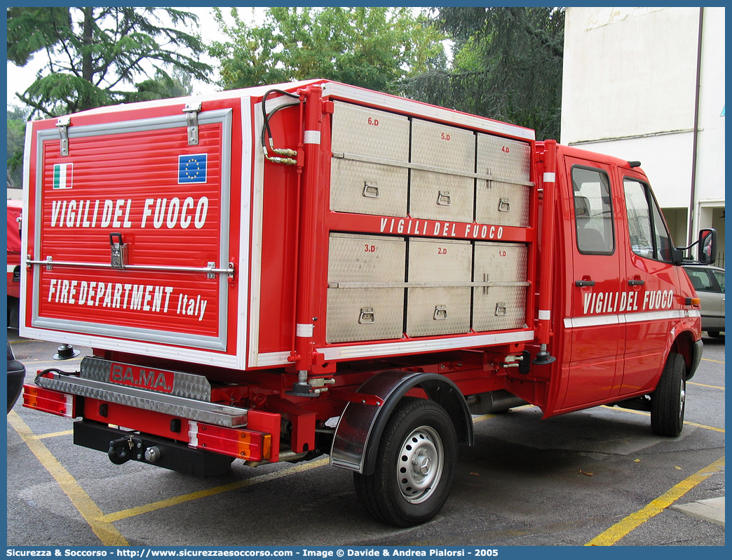 VF 23493
Corpo Nazionale Vigili del Fuoco
Mercedes Benz Sprinter 316 4x4 I serie restyling
Parole chiave: VF;V.F.;VVF;V.V.F.;Corpo;Nazionale;Vigili del Fuoco;Vigili;Fuoco;Autocarro;Autofurgone;Mercedes Benz;Sprinter