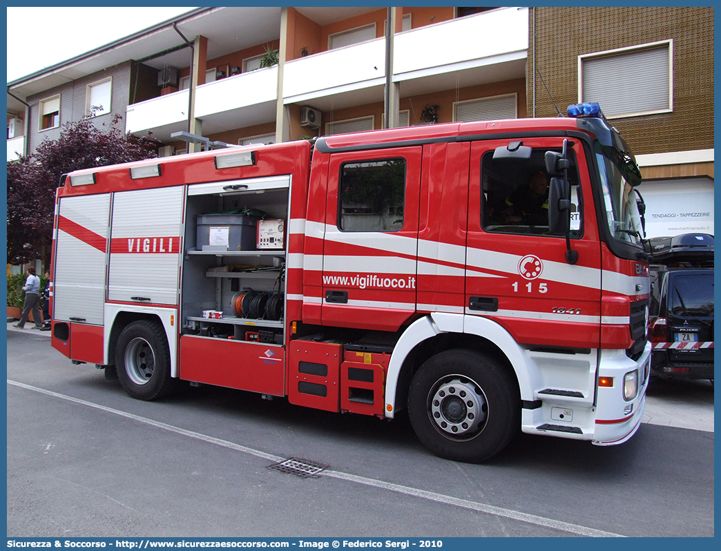 VF24478
Corpo Nazionale Vigili del Fuoco
Mercedes Benz Actros 1841
Allestitore BAI S.r.l.
Parole chiave: VVF;V.V.F.;Corpo;Nazionale;Vigili;del;Fuoco;AutoPompaSerbatoio;APS;A.P.S.;Mercedes Benz;Actros;1841;BAI