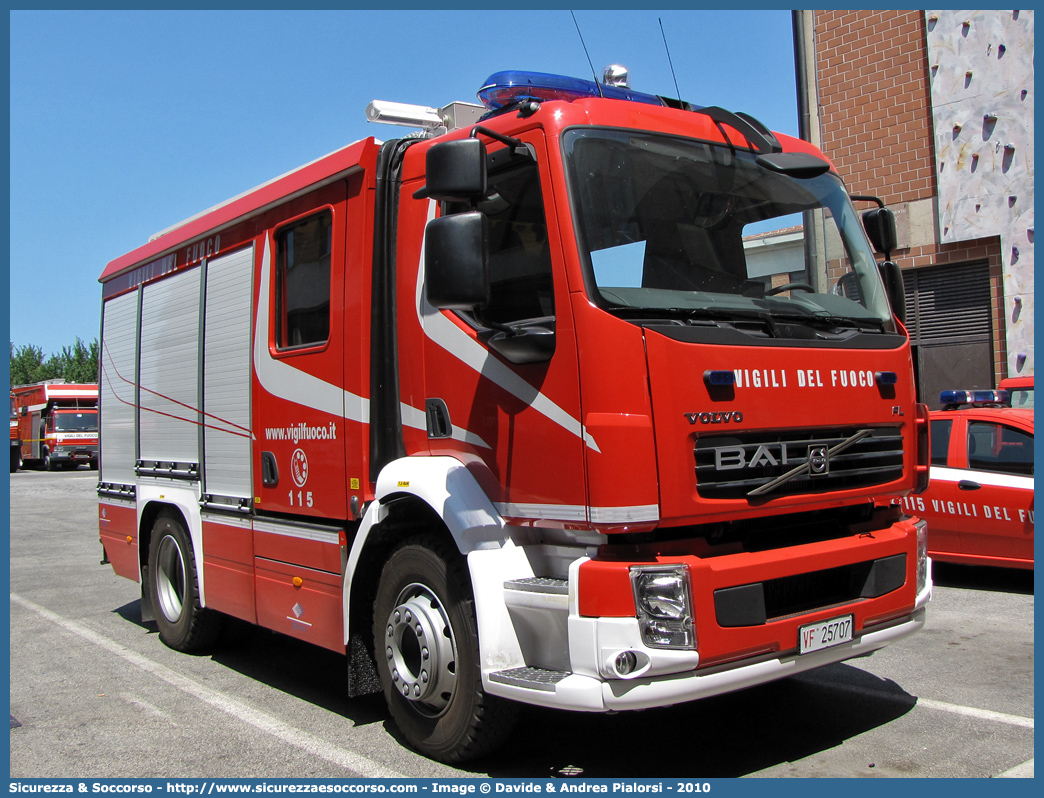 VF 25707
Corpo Nazionale Vigili del Fuoco
Volvo FL280/FL290 III serie
Allestitore BAI S.r.l.
Parole chiave: VVF;V.V.F.;Corpo;Nazionale;Vigili;del;Fuoco;APS;A.P.S.;AutoPompaSerbatoio;AutoPompa;Volvo;FL;280;290;FL280;FL290;BAI