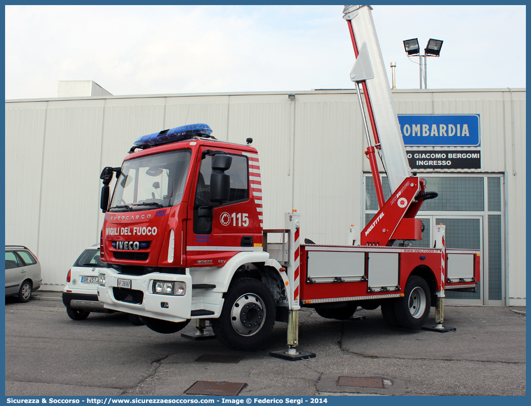 VF 26967
Corpo Nazionale Vigili del Fuoco
Iveco 120E22 EuroCargo II serie
Allestitore Multitel Pagliero S.p.A.
Parole chiave: VF;V.F.;VVF;V.V.F.;Corpo;Nazionale;Vigili del Fuoco;Vigili;Fuoco;AutoScala;AS;Snorkel;Iveco;120E22;EuroCargo;Multitel;Pagliero;26967