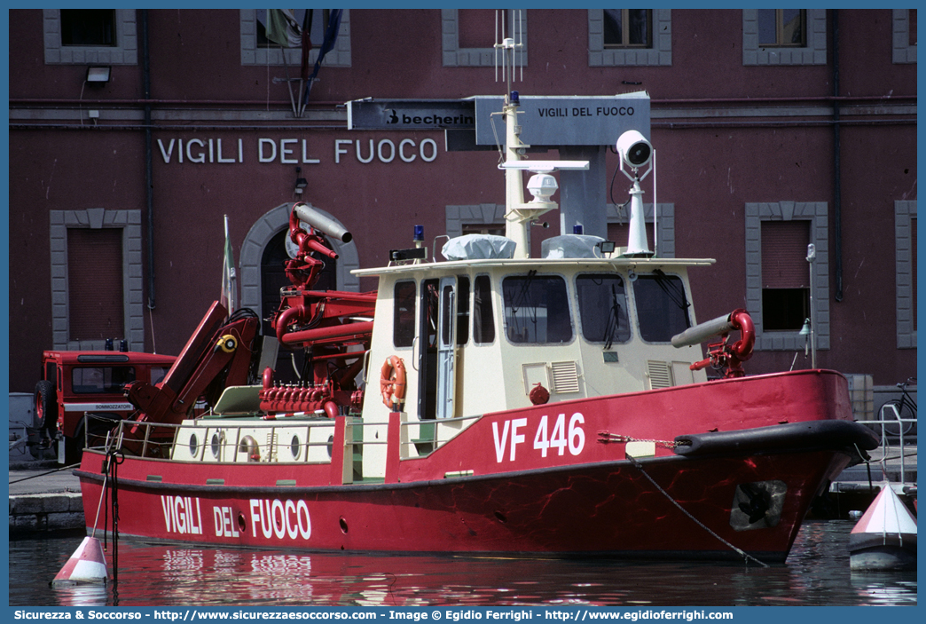 VF 446
Corpo Nazionale Vigili del Fuoco
Nucleo Portuale
MotoBarcaPompa Classe 400
Parole chiave: Corpo;Nazionale;Vigili del Fuoco;Vigili;Fuoco;MotoBarcaPompa;Classe 400;Portuale;Navale;Nautica;Nautico;Nautici;Porti;Imbarcazione