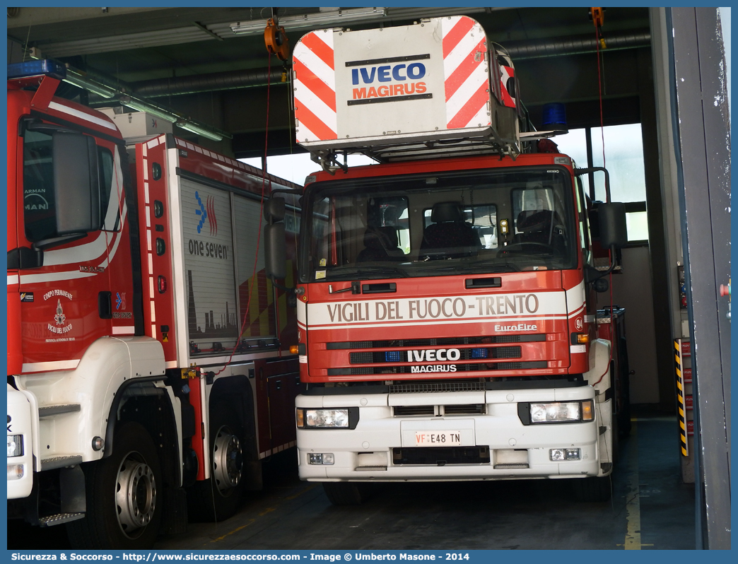 VF  E48TN
Corpo Permanente dei Vigili del Fuoco Trento
Iveco Magirus EuroFire 180E34 I serie
(variante)
Parole chiave: VF;V.F.;Vigili del Fuoco;Vigili;Fuoco;Corpo;Permanente;Trento;Iveco;Magirus;EuroFire;180E34