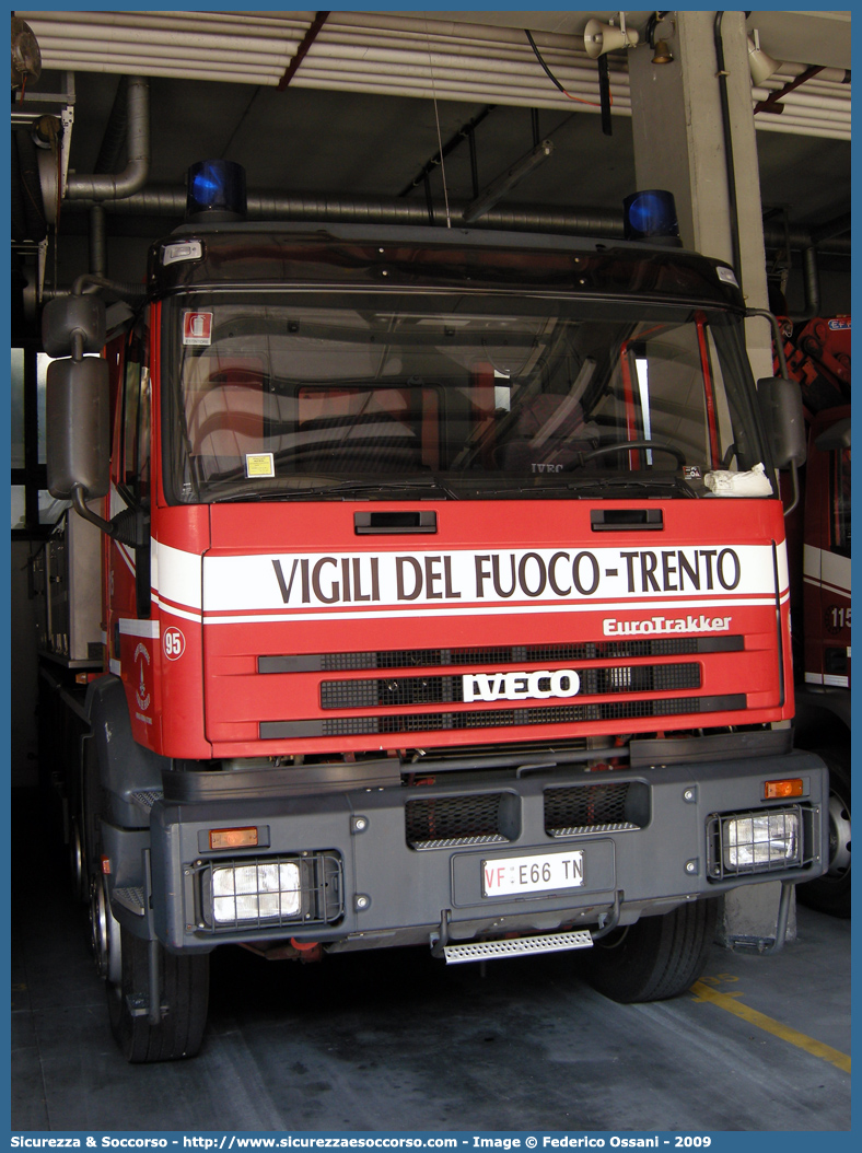 VF E66TN
Corpo Permanente dei Vigili del Fuoco Trento
Iveco EuroTrakker 410E47
Parole chiave: VF;V.F.;Vigili del Fuoco;Vigili;Fuoco;Corpo;Permanente;Trento;Iveco;EuroTrakker;410E47