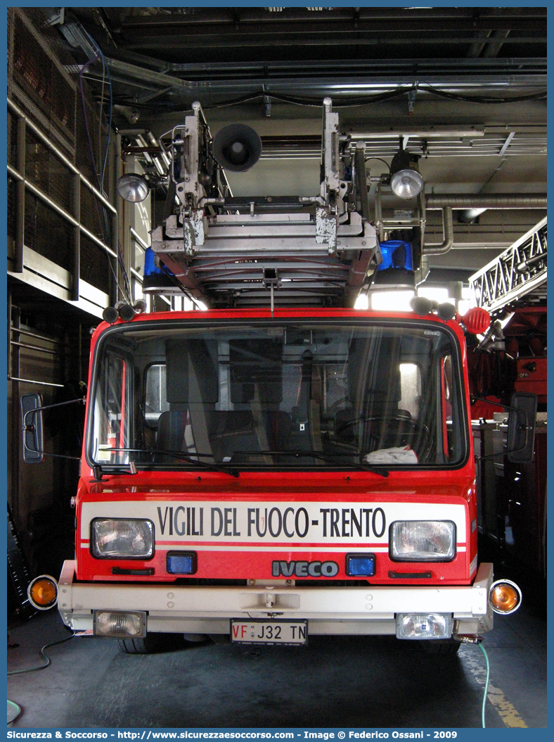 VF J32TN
Corpo Permanente dei Vigili del Fuoco Trento
Iveco Magirus Deutz DLK 23-12 Nb Vario
Parole chiave: VF;V.F.;Vigili del Fuoco;Vigili;Fuoco;Corpo;Permanente;Trento;Iveco;Magirus;Deutz;DLK;23-12;Nb;Vario