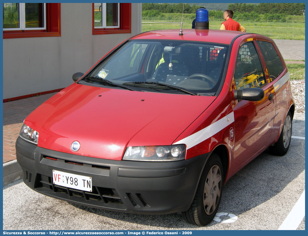 VF Y98TN
Corpo Permanente dei Vigili del Fuoco Trento
Fiat Punto II serie
Parole chiave: VF;V.F.;Vigili del Fuoco;Vigili;Fuoco;Corpo;Permanente;Trento;Fiat;Punto