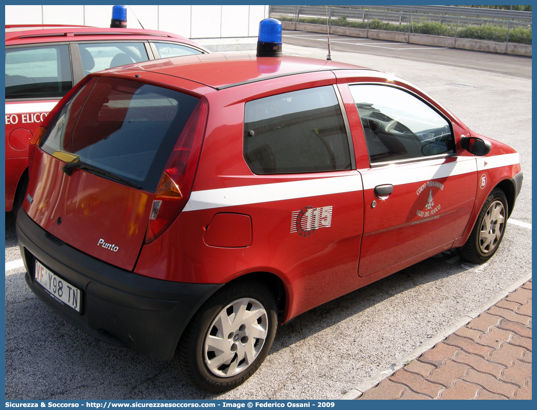 VF Y98TN
Corpo Permanente dei Vigili del Fuoco Trento
Fiat Punto II serie
Parole chiave: VF;V.F.;Vigili del Fuoco;Vigili;Fuoco;Corpo;Permanente;Trento;Fiat;Punto