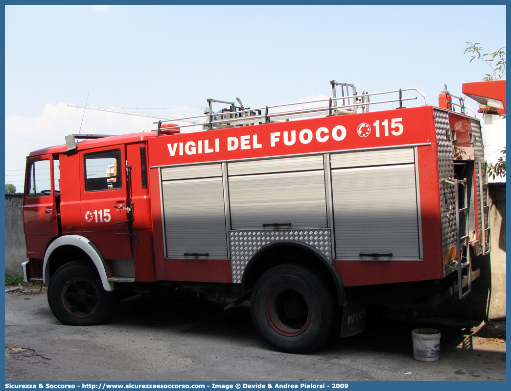 VF 11689
Corpo Nazionale Vigili del Fuoco
Iveco/OM 160
Allestitore Baribbi S.p.A.
Parole chiave: VVF;V.V.F.;Corpo;Nazionale;Vigili;del;Fuoco;AutoPompaSerbatoio;APS;A.P.S.;Iveco;OM;160;Baribbi