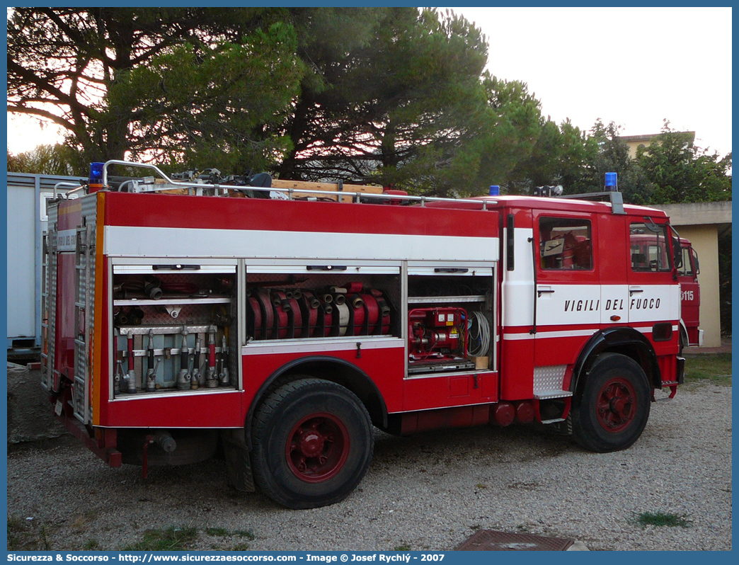 VF 13174
Corpo Nazionale Vigili del Fuoco
Iveco/OM 160
Allestitore Baribbi S.p.A.
Ricondizionato BAI S.r.l.
Parole chiave: VVF;V.V.F.;Corpo;Nazionale;Vigili;del;Fuoco;AutoPompaSerbatoio;APS;A.P.S.;Iveco;OM;160;Baribbi