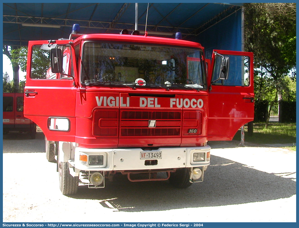 VF 13493
Corpo Nazionale Vigili del Fuoco
Iveco/OM 160
Allestitore Baribbi S.p.A.
Parole chiave: VVF;V.V.F.;Corpo;Nazionale;Vigili;del;Fuoco;AutoPompaSerbatoio;APS;A.P.S.;Iveco;OM;160;Baribbi