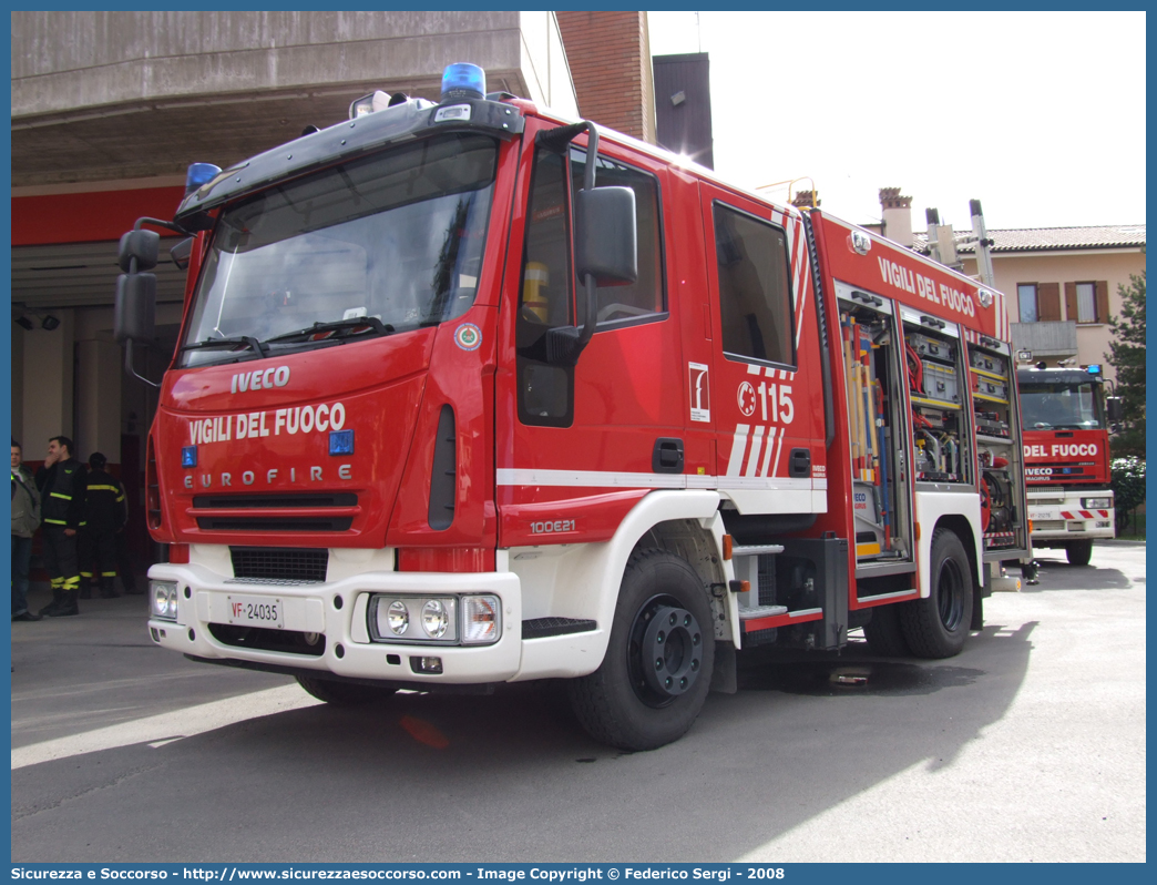 VF 24035
Corpo Nazionale Vigili del Fuoco
Iveco Magirus EuroFire
100E21 II serie
Parole chiave: VVF;V.V.F.;Corpo;Nazionale;Vigili;del;Fuoco;AutoPompaSerbatoio;APS;AutoPompa;Iveco;Magirus;EuroFire;100E21