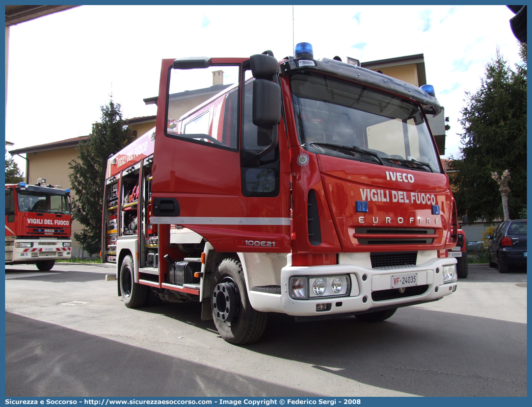 VF 24035
Corpo Nazionale Vigili del Fuoco
Iveco Magirus EuroFire
100E21 II serie
Parole chiave: VVF;V.V.F.;Corpo;Nazionale;Vigili;del;Fuoco;AutoPompaSerbatoio;APS;AutoPompa;Iveco;Magirus;EuroFire;100E21