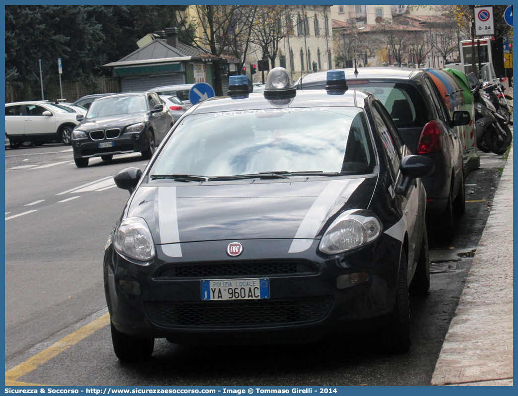 Polizia Locale YA960AC
Polizia Locale
Comune di Dolcè
Fiat Punto IV serie
Allestitore Maritan S.r.l.
Parole chiave: PM;PL;P.M.;P.L.;Polizia;Locale;Municipale;Dolcè;Fiat;Punto;Maritan