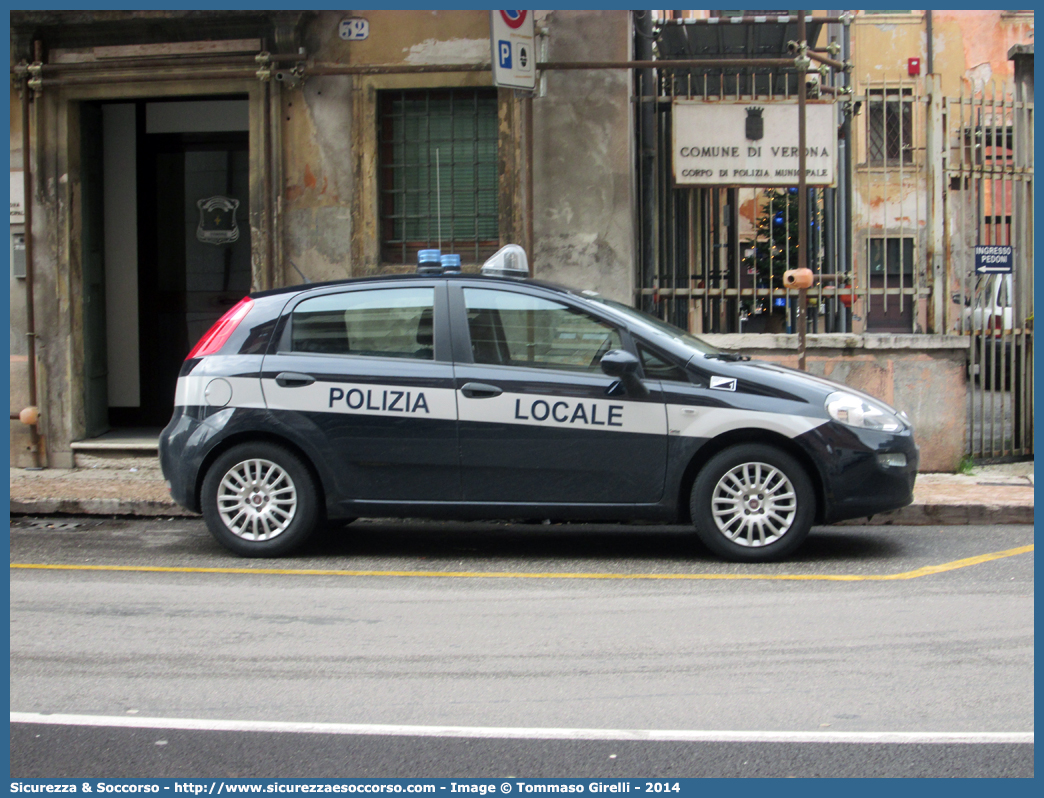 Polizia Locale YA960AC
Polizia Locale
Comune di Dolcè
Fiat Punto IV serie
Allestitore Maritan S.r.l.
Parole chiave: PM;PL;P.M.;P.L.;Polizia;Locale;Municipale;Dolcè;Fiat;Punto;Maritan