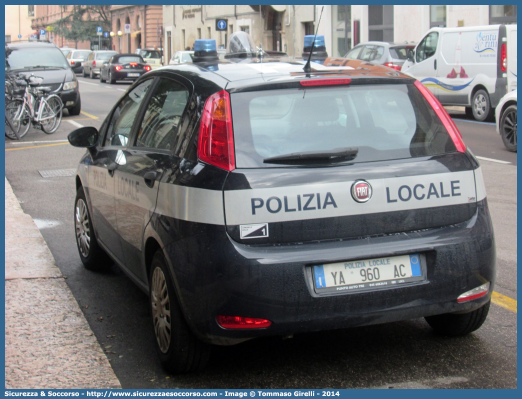 Polizia Locale YA960AC
Polizia Locale
Comune di Dolcè
Fiat Punto IV serie
Allestitore Maritan S.r.l.
Parole chiave: PM;PL;P.M.;P.L.;Polizia;Locale;Municipale;Dolcè;Fiat;Punto;Maritan