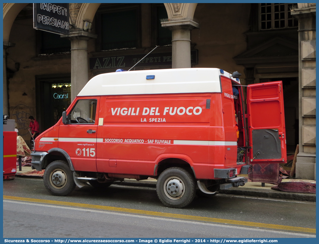 VF 19952
Corpo Nazionale Vigili del Fuoco
Nucleo Speleo Alpino Fluviale
Iveco Daily 35-10 4x4 II serie
(variante)
Parole chiave: Corpo;Nazionale;Vigili del Fuoco;Vigili;Fuoco;Iveco;Daily;35-10;SAF;S.A.F.;Speleo;Alpino;Fluviale;VF;19952