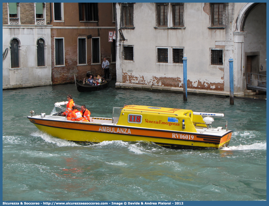 ECHO 3
SUEM 118 Venezia Mestre
Azienda ULSS 3 - Serenissima
Venezia
Idroambulanza
Allestitore Studioplast S.a.s.
Parole chiave: 118;SUEM;S.U.E.M.;Venezia;Mestre;Emergenza;Idroambulanza;Imbarcazione;Motoscafo