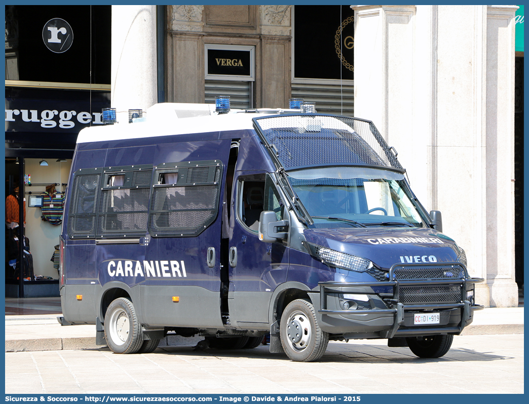 CC DI919
Arma dei Carabinieri
Battaglioni Mobili
Iveco Daily 50C17 VI serie
Allestitore Sperotto S.p.A.
(I fornitura)
Parole chiave: CC;C.C.;Arma;Carabinieri;Battaglioni Mobili;Battaglione Mobile;Iveco;Daily;50C17;Blindato;Ordine Pubblico;Sperotto