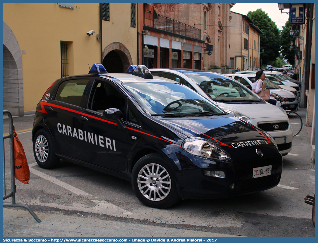 CC DL889
Arma dei Carabinieri
Fiat Punto IV serie
(II fornitura)
Parole chiave: CC;C.C.;Arma;Carabinieri;Fiat;Punto