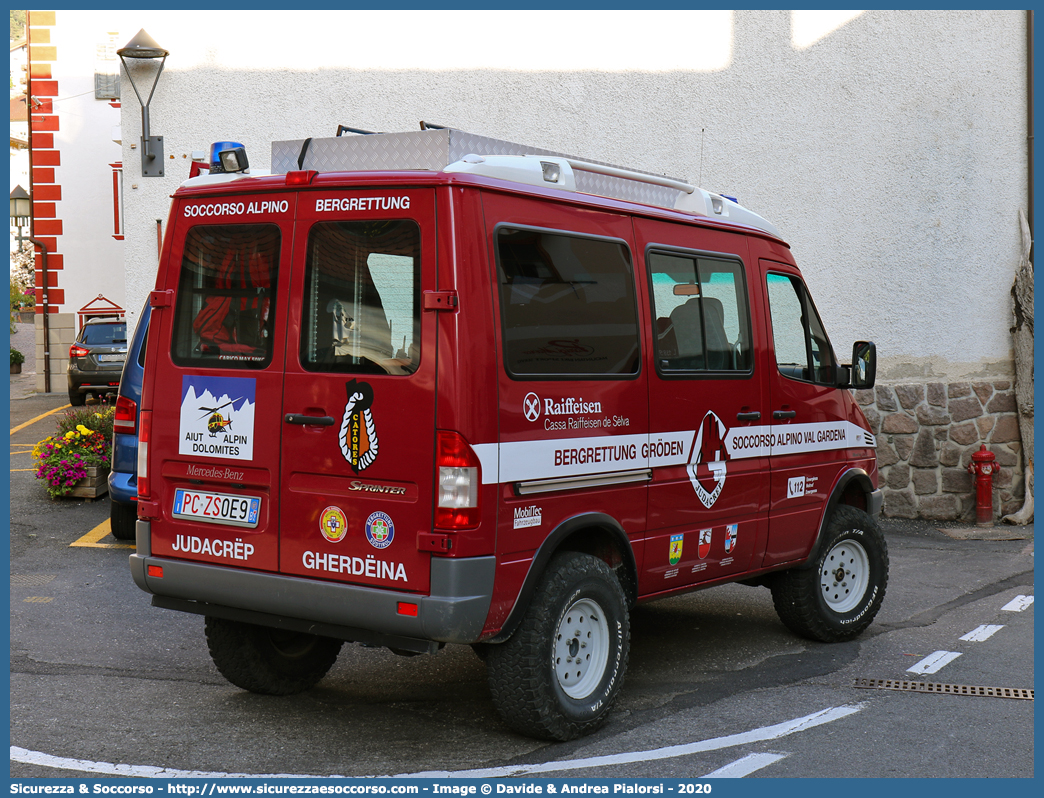 PC ZS0E9
Bergrettungsdienst im Alpenverein Südtirol
Bergrettung Gröden - Soccorso Alpino Val Gardena
Mercedes-Benz Sprinter 316 I serie restyling
Allestitore MobilTec GmbH
(variante)
Parole chiave: AVS;A.V.S.;CNSAS;C.N.S.A.S.;Soccorso;Alpino;Spelelogico;Bergrettungsdienst;Alpenverein;Südtirol;Gröden;Val;Gardena;Judacrëp;Gherdëina;Catores;Mercedes;Benz;Sprinter;316;MobilTec