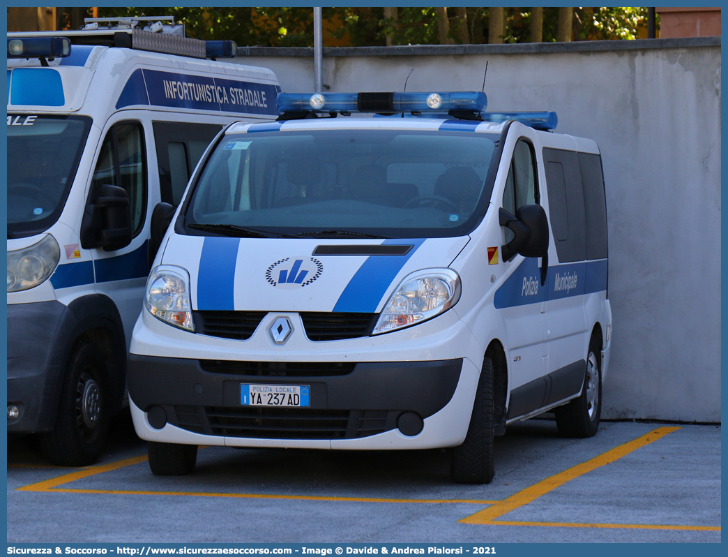 Polizia Locale YA237AD
Polizia Municipale
Comune di Ravenna
Renault Trafic III serie
Allestitore Focaccia Group S.r.l.
Parole chiave: Polizia;Locale;Municipale;Ravenna;Renault;Trafic;Focaccia