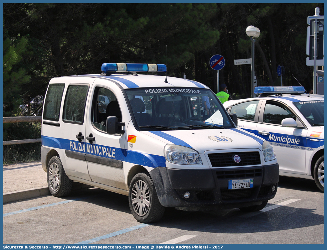 Polizia Locale YA427AD
Polizia Municipale
Comune di Ravenna
Fiat Doblò I serie restyling
Allestitore Focaccia Group S.r.l.
Parole chiave: Polizia;Locale;Municipale;Ravenna;Fiat;Doblo;Doblò;Focaccia