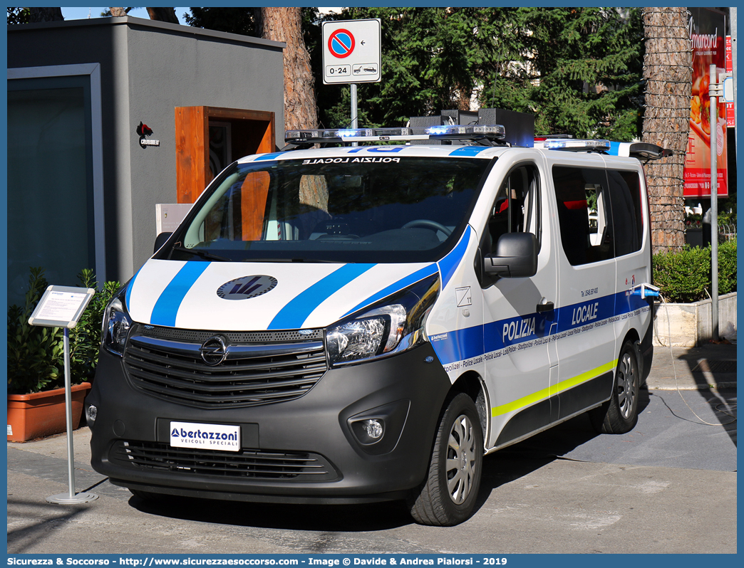 Polizia Locale YA517AP
Polizia Municipale
Unione Comuni
della Romagna Faentina
Opel Vivaro II serie
Allestitore Bertazzoni S.r.l.
Parole chiave: Polizia;Locale;Municipale;Unione;Romagna;Faentina;Faenza;Brisighella;Casola Valsenio;Castel Bolognese;Riolo Terme;Solarolo;Opel;Vivaro;Bertazzoni