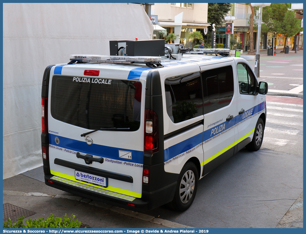 Polizia Locale YA517AP
Polizia Municipale
Unione Comuni
della Romagna Faentina
Opel Vivaro II serie
Allestitore Bertazzoni S.r.l.
Parole chiave: Polizia;Locale;Municipale;Unione;Romagna;Faentina;Faenza;Brisighella;Casola Valsenio;Castel Bolognese;Riolo Terme;Solarolo;Opel;Vivaro;Bertazzoni