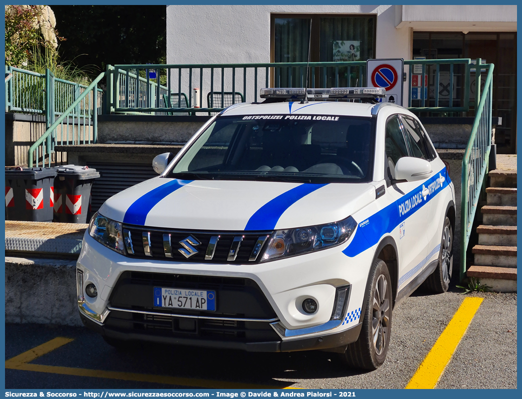 Polizia Locale YA571AP
Polizia Locale
Comune di Renon
Suzuki Nuova Vitara I serie restyling
Allestitore Bertazzoni S.r.l.
Parole chiave: Polizia;Locale;Municipale;Gemeindepolizei;Ortspolizei;Renon;Ritten;Suzuki;Vitara;Bertazzoni