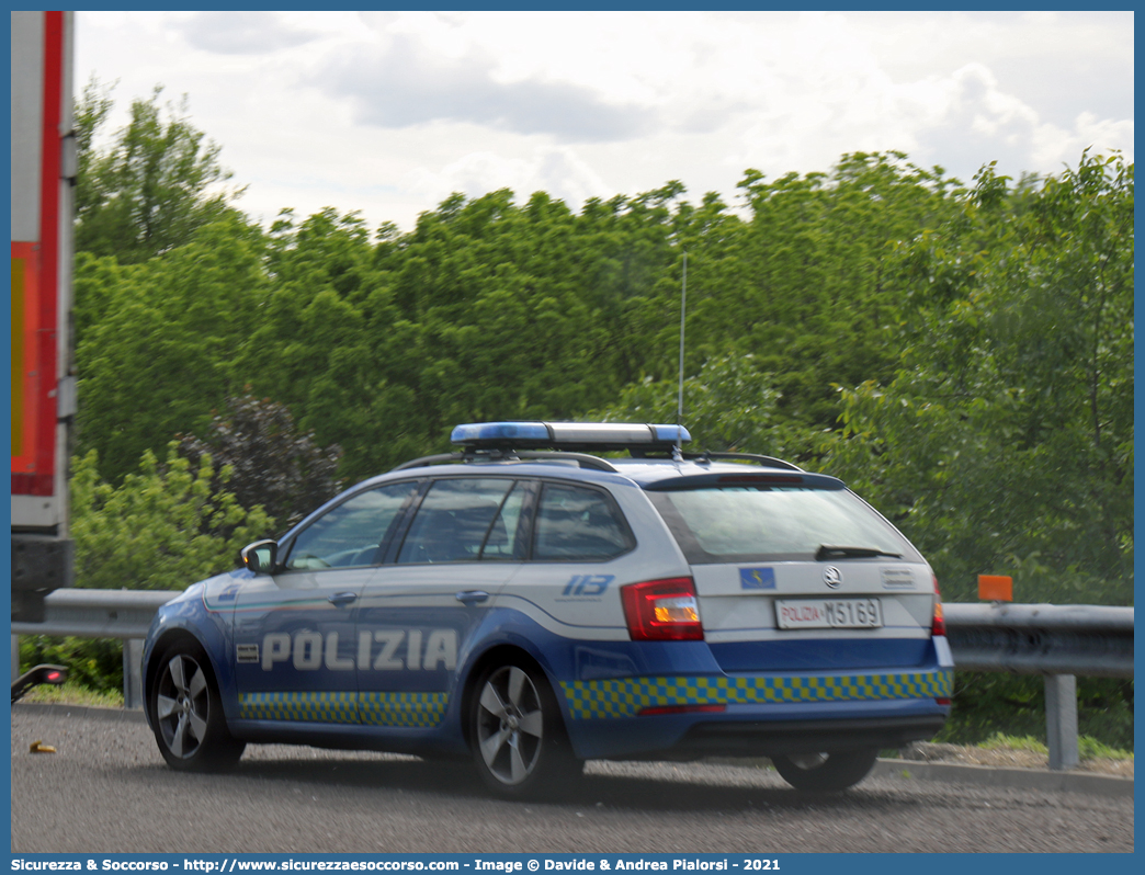 Polizia M5169
Polizia di Stato
Polizia Stradale
Milano Serravalle -
Milano Tangenziali S.p.A.
Skoda Octavia Wagon V serie
Allestitore Focaccia Group S.r.l.
Parole chiave: Polizia di Stato;Polizia Stradale;Milano;Serravalle;Tangenziali;S.p.A.;Autostrada;Skoda;Octavia;Wagon;Focaccia