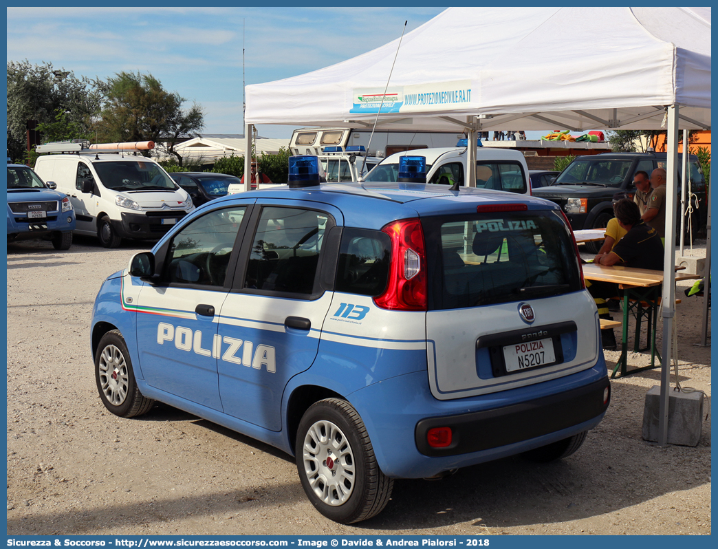 Polizia N5207
Polizia di Stato
Fiat Nuova Panda II serie
Allestitore Focaccia Group S.r.l.
(II fornitura)
Parole chiave: PS;P.S.;Polizia;di;Stato;Polizia;Fiat;Nuova;Panda;Focaccia