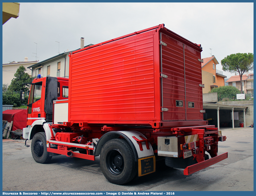 VF 21582
Corpo Nazionale Vigili del Fuoco
Iveco EuroCargo 135E23 4x4 I serie
(variante)
Parole chiave: VF;V.F.;VVF;V.V.F.;Corpo;Nazionale;Vigili del Fuoco;Iveco;EuroCargo;135E23